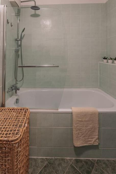 Family Aquarium Haven Apartment Братислава Екстериор снимка