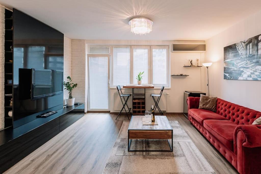 Family Aquarium Haven Apartment Братислава Екстериор снимка
