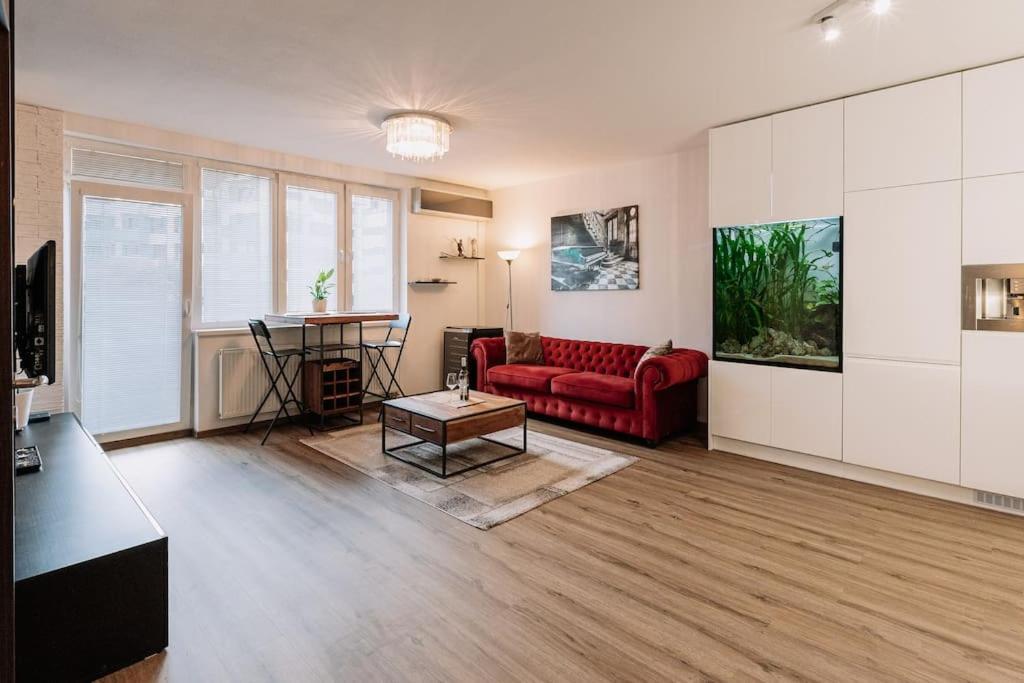 Family Aquarium Haven Apartment Братислава Екстериор снимка
