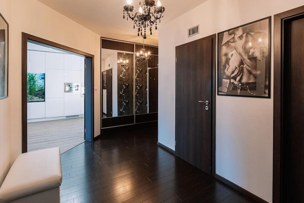 Family Aquarium Haven Apartment Братислава Екстериор снимка